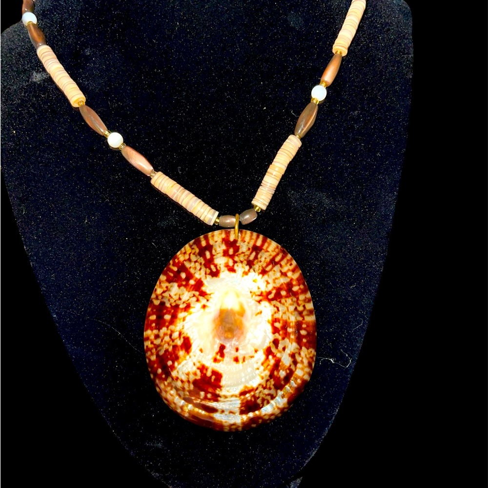 Necklace Shell coastal casual. Contemporary chunky necklace. Beach.